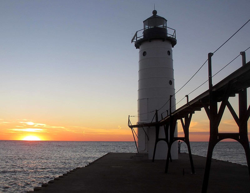  Manistee / North Pierhead lighthouse
Horn(1)15.00s. Operates from Apr. 1 to Nov. 1.
Keywords: Michigan;Lake Michigan;United States;Manistee;Sunset