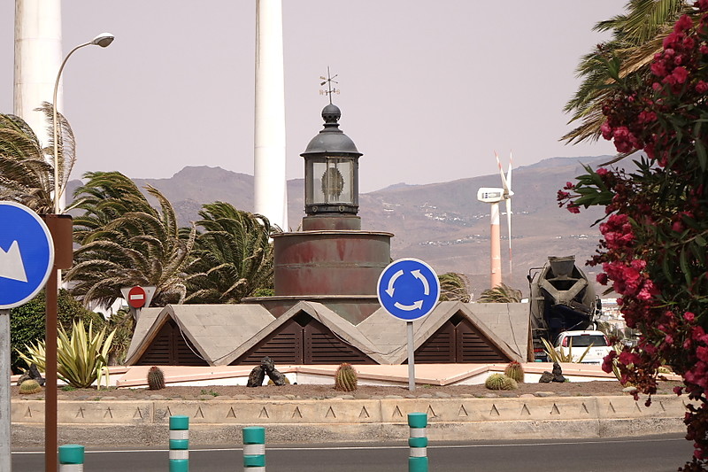 Gran Canaria / Arinaga / Rotonda del Faro; Old lighthouse lantern
Old lighthouse lantern in the middle of a roundabout traffic (GC-100 road)
Keywords: Spain;Gran Canaria;Arinaga;Canary Islands;Atlantic ocean