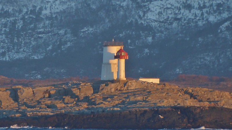 Kvitholmen fyr (light in the front)
Keywords: Norway;Norwegian sea;Kvitholmen island;Hustadvika