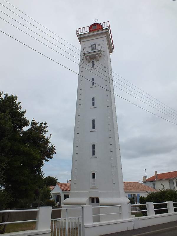 Saint-Gilles-Croix-de-Vie Ldg Lts rear lighthouse
Keywords: Saint-Gilles;Bay of Biscay;France