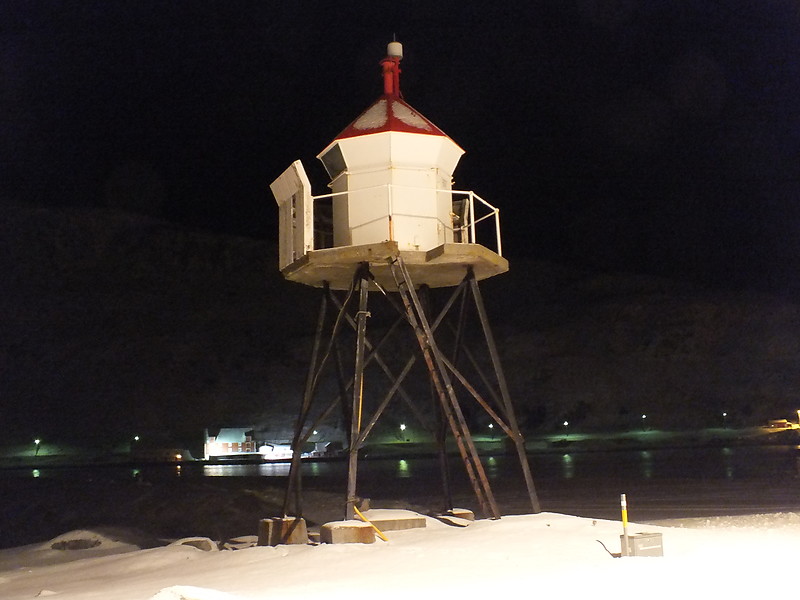 Kjøllefjord lighthouse by night
Keywords: Kjollefjord;Norway;Barents sea;Night;Winter