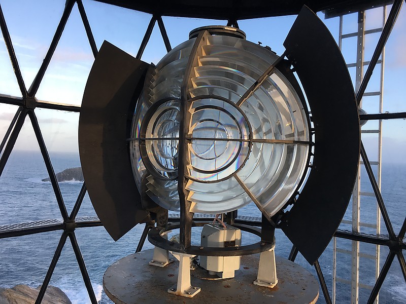 Shetland islands / Muckle Flugga lighthouse - lamp
AKA North Unst
Rotating Fresnel
Keywords: Shetland;Scotland;United Kingdom;Norwegian sea;Atlantic ocean;Lamp