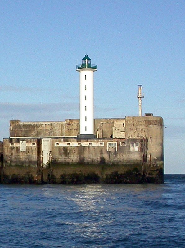 Boulogne-Sur-Mer / Digue Carnot lighthouse
Author of the photo: [url=https://www.flickr.com/photos/45898619@N08/]Paddy Ballard[/url]

Keywords: Boulogne-sur-Mer;France;English channel