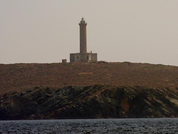 Syros / Gaiduronísi lighthouse
AKA Dhidhimi lighthouse
Source of the photo: [url=http://www.faroi.com/]Lighthouses of Greece[/url]
Keywords: Syros;Greece;Cyclades;Aegean Sea