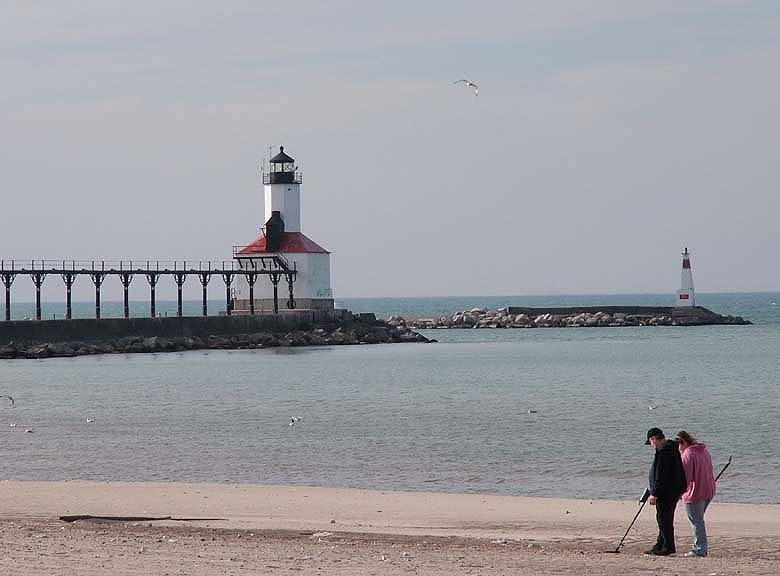 Indiana / Michigan City / East Pierhead lighthouse and Breakwater light
Author of the photo: [url=https://www.flickr.com/photos/21475135@N05/]Karl Agre[/url]
Keywords: Indiana;Lake Michigan;United States;Michigan city