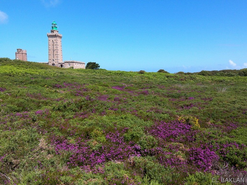 Brittany / Cap Frehel lighthouse
The old, ruined tower was built by Vauban in 1650.
The new one reconstructed in 1950 (higher).
Keywords: France;English Channel;Brittany