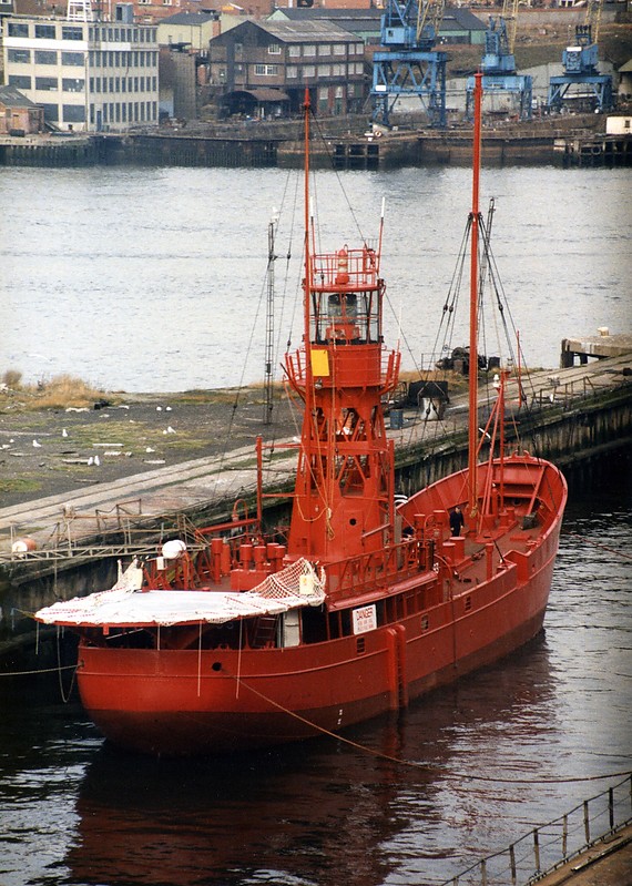 Trinity house Lightvessel 93 (LV 93)
Light Vessel 93 March 1989 in Brighams Dock on the river Tyne waiting to be towed away after paint up.
Permission granted by [url=http://forum.shipspotting.com/index.php?action=profile;u=25876]Ken Lubi[/url]
[url=http://www.shipspotting.com/gallery/photo.php?lid=1001394]Original photo[/url]
Keywords: England;Lightship;United Kingdom
