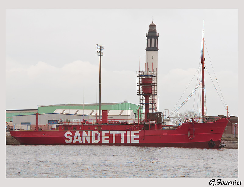 Dunkerque / Bateau-feu BF6 Sandettie
Behind is Phare de Dunkerque - A1114 (Group flashing, period 10s, 2 flashes, flash 0.1s, eclipse 2.4s, 0-360 white, 26 nm)
Permission granted by [url=http://forum.shipspotting.com/index.php?action=profile;u=3505]Robert Fournier[/url]
Keywords: Dunkerque;France;English channel;Lightship