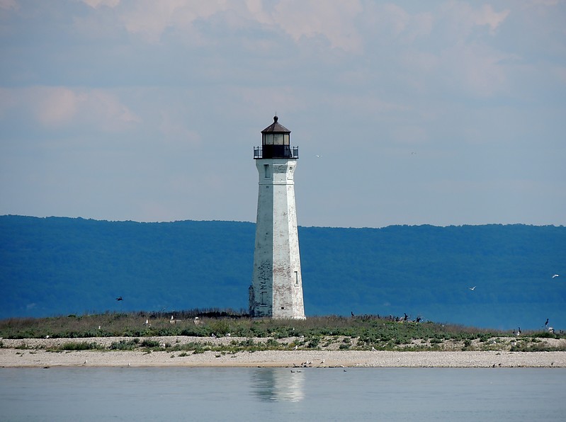 Michigan / Ile aux Galets lighthouse
AKA Skillagalee
Author of the photo: [url=https://www.flickr.com/photos/bobindrums/]Robert English[/url]
Keywords: Michigan;Lake Michigan;United States
