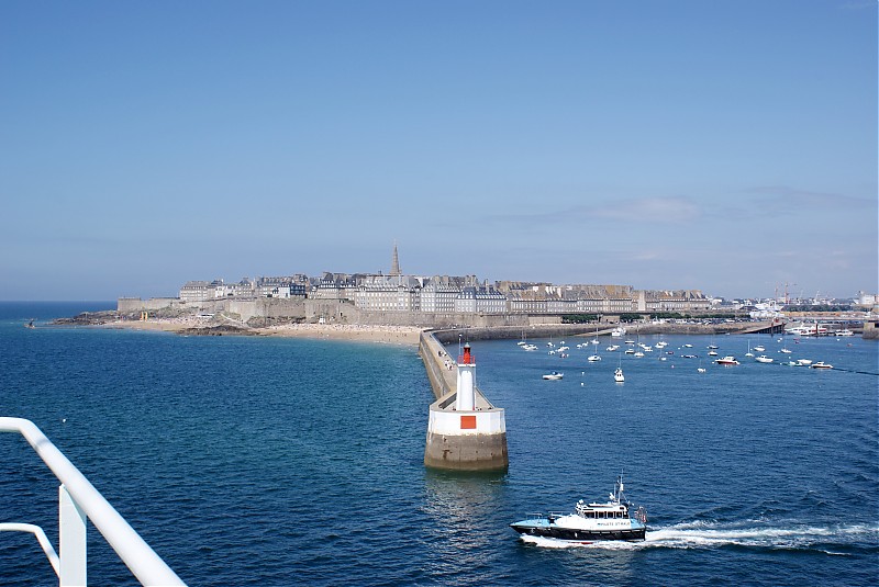 Brittany / Saint Malo / Feu du Mole des Noires
Keywords: Brittany;Saint Malo;France;English channel