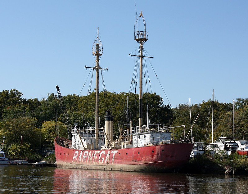 New Jersey / LV 79 (WAL 506)  lightship BARNEGAT
Permission granted by [url=http://forum.shipspotting.com/index.php?action=profile;u=1198]shipjohn[/url]
[url=http://www.shipspotting.com/gallery/photo.php?lid=1415702]Original photo[/url]
Keywords: New Jersey;Lightship;United States;Camden