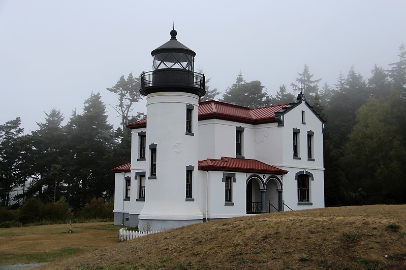 Washington / Admiralty Head lighthouse
Author of the photo: [url=http://www.flickr.com/photos/21953562@N07/]C. Hanchey[/url]
Keywords: Strait of Juan de Fuca;United States;Washington;Puget Sound