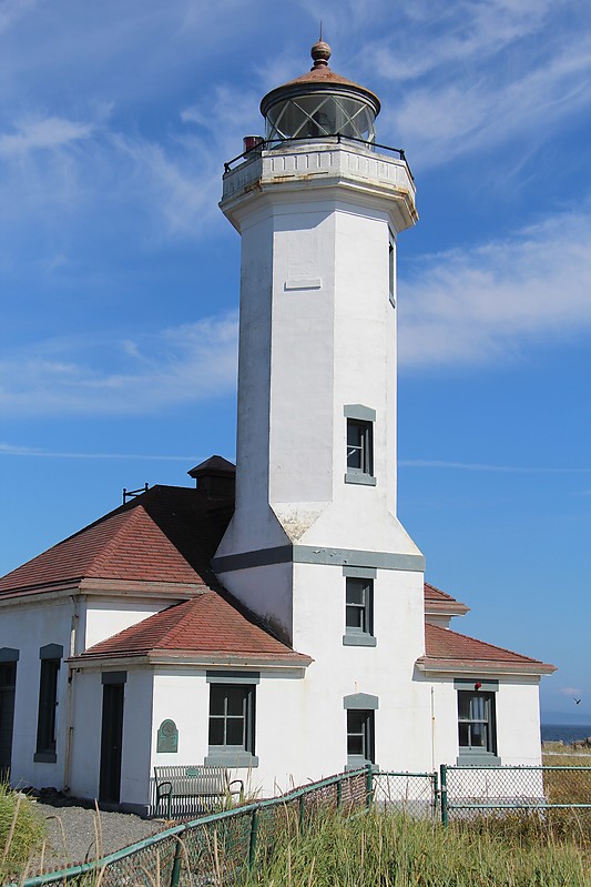Washington / Point Wilson lighthouse
Author of the photo: [url=http://www.flickr.com/photos/21953562@N07/]C. Hanchey[/url]
Keywords: Strait of Juan de Fuca;United States;Washington;Puget Sound