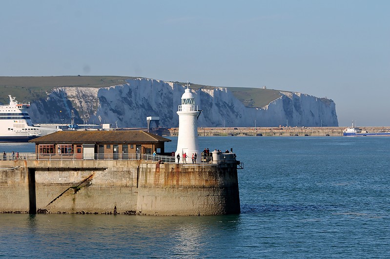 Dover / Prince of Wales Lighthouse
Author of the photo: [url=https://www.flickr.com/photos/bobindrums/]Robert English[/url]
Keywords: Dover;England;United Kingdom;English channel