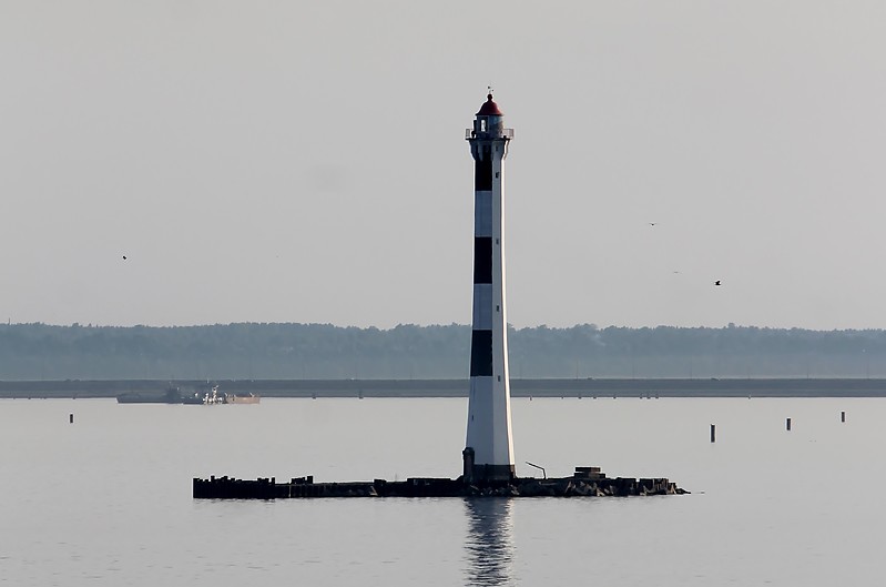 Saint-Petersburg / Morskoy Kanal Rear lighthouse
Author of the photo: [url=https://www.flickr.com/photos/bobindrums/]Robert English[/url]
Keywords: Saint-Petersburg;Gulf of Finland;Russia;Offshore