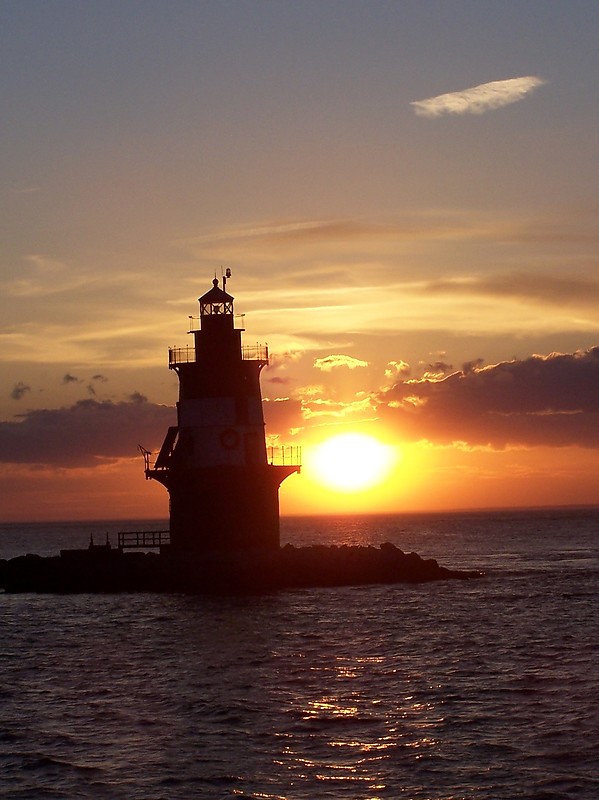 New York / Orient Point ("Coffee Pot") lighthouse
Author of the photo: [url=https://www.flickr.com/photos/bobindrums/]Robert English[/url]
Keywords: New York;Long Island Sound;United States;Sunset