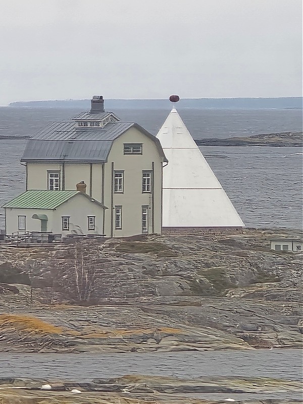 Aland Islands / Kobba Klintar pilot station and Fog Signal
Pilot station: 1862(?). Inactive since 1972; A fog signal was established here in 1910 in the building. White pyramid - replica of beacon demolished in 1950s
Keywords: Aland Islands;Finland;Baltic sea;Saaristomeri;Siren