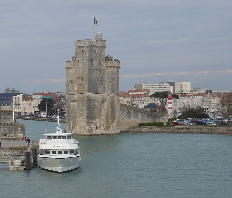Charante - Maritime / La Rochelle / Leading Lights Front (red) & Rear (green)
Keywords: France;La Rochelle;Bay of Biscay