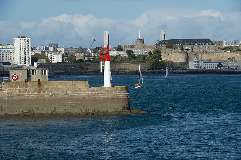 Brittany / Brest / Port Militaire Passe Sud Jet?�e Sud E Head light
Keywords: Brittany;France;Brest;Bay of Biscay