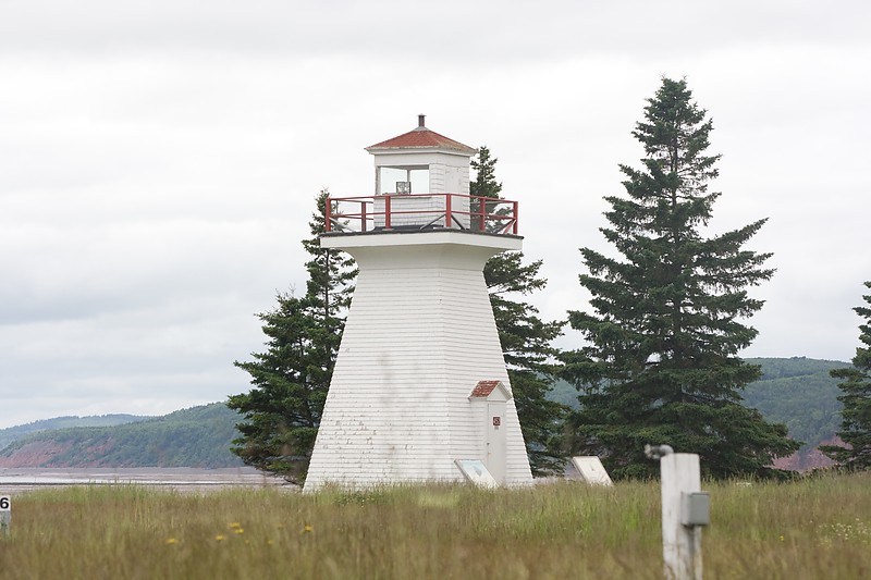 Nova Scotia / Five Islands Lighthouse
Photo source:[url=http://lighthousesrus.org/index.htm]www.lighthousesRus.org[/url]
also known as Sand Point
Keywords: Nova Scotia;Canada;Bay of Fundy