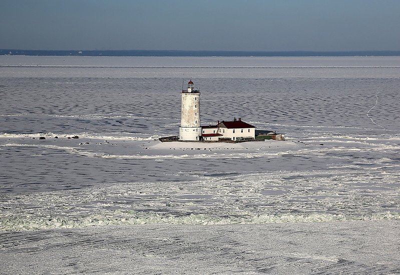 Gulf of Finland / Tolbukhin lighthouse
Aerial photo by [url=http://transport-photo.ru]Fyodor Borisov[/url]
Keywords: Gulf of Finland;Russia;Kronshtadt;Winter;Aerial