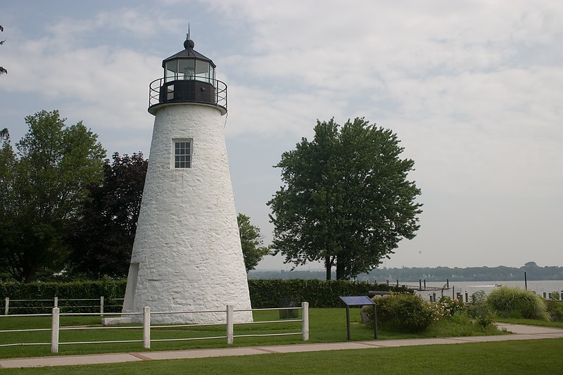 Maryland / Concord Point lighthouse
Photo source:[url=http://lighthousesrus.org/index.htm]www.lighthousesRus.org[/url]
[url=http://en.wikipedia.org/wiki/Concord_Point_Light]Wikipedia[/url]
Keywords: United States;Maryland;Chesapeake bay