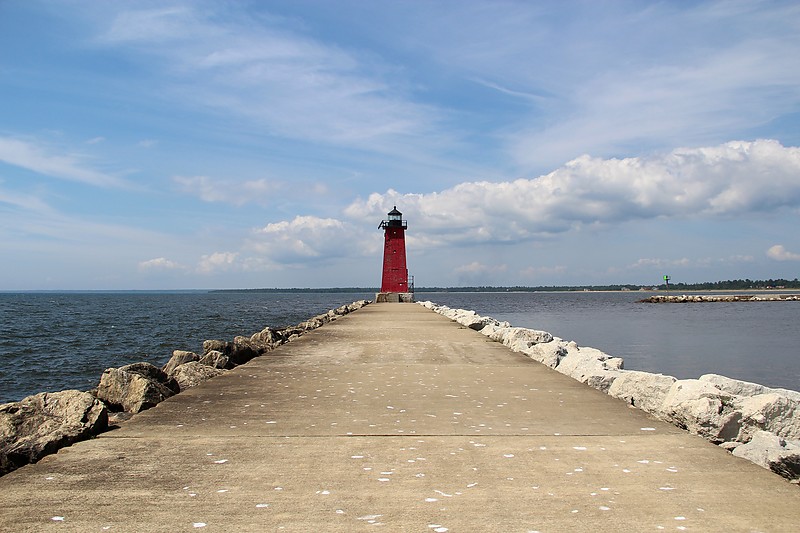 Michigan / Manistique East Breakwater lighthouse
Author of the photo: [url=http://www.flickr.com/photos/21953562@N07/]C. Hanchey[/url]
Keywords: Michigan;Lake Michigan;United States;Manistique