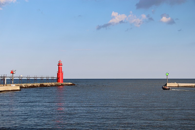 Wisconsin / Algoma Pierhead lighthouse
Red light - No2, (#20985), h 7, elev 9, fl.4s red, 3 nm
Green light -  No1, (#20980), elev 6, fl.4s green, 5 nm
Author of the photo: [url=http://www.flickr.com/photos/21953562@N07/]C. Hanchey[/url]
Keywords: Wisconsin;Algoma;Lake Michigan;United States