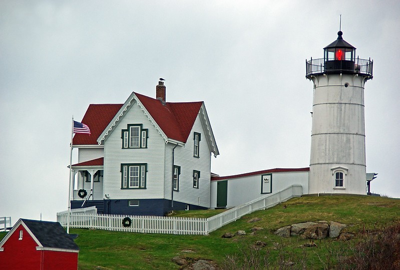 Maine / Cape Neddick (Nubble) Lighthouse
Author of the photo: [url=http://www.flickr.com/photos/papa_charliegeorge/]Charlie Kellogg[/url]
Keywords: Maine;United States;Atlantic ocean