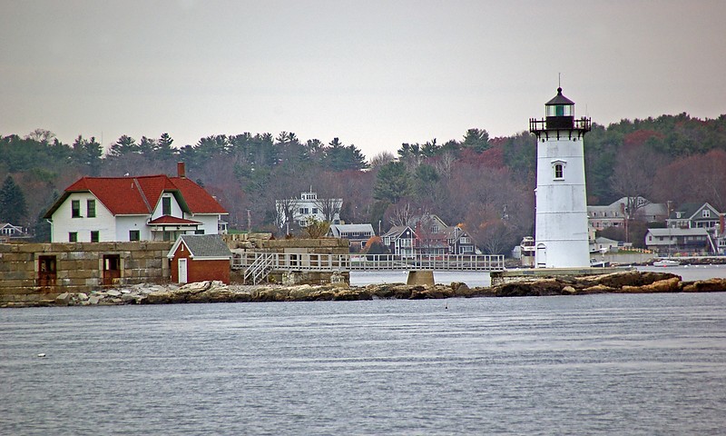 New Hampshire / Portsmouth Harbor lighthouse
AKA New Castle, Fort Point, Fort Constitution 
Author of the photo: [url=http://www.flickr.com/photos/papa_charliegeorge/]Charlie Kellogg[/url]
Keywords: New Hampshire;Portsmouth;United States;Atlantic ocean