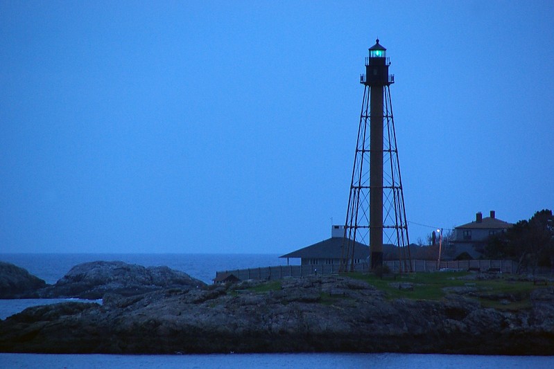 Massachusetts / Marblehead Lighthouse at night
Author of the photo: [url=http://www.flickr.com/photos/papa_charliegeorge/]Charlie Kellogg[/url]
Keywords: Massachusetts;Marblehead;Atlantic ocean;United states;Night