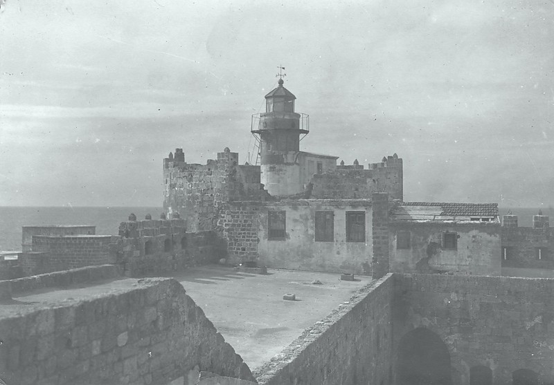 Arwad lighthouse - historic photo
AKA Jazirat Arwad, Île Rouad, Ruad Island
From collection of Michel Forand
Keywords: Syria;Mediterranean sea;Historic