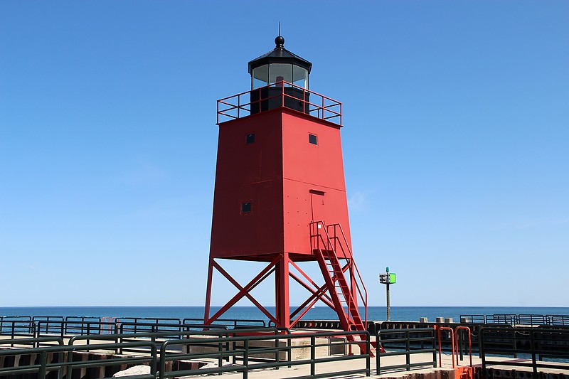 Michigan / Charlevoix South Pierhead lighthouse
Author of the photo: [url=http://www.flickr.com/photos/21953562@N07/]C. Hanchey[/url]
Green light nearby is North Pier light
USCG 7-17920; elev 6, flashing, 2.5s, green, range 9 nm
Keywords: Michigan;Lake Michigan;United States;Charlevoix