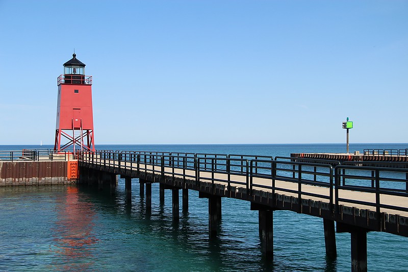 Michigan / Charlevoix South Pierhead lighthouse
Author of the photo: [url=http://www.flickr.com/photos/21953562@N07/]C. Hanchey[/url]
Green light nearby is North Pier light
USCG 7-17920; elev 6, flashing, 2.5s, green, range 9 nm
Keywords: Michigan;Lake Michigan;United States;Charlevoix
