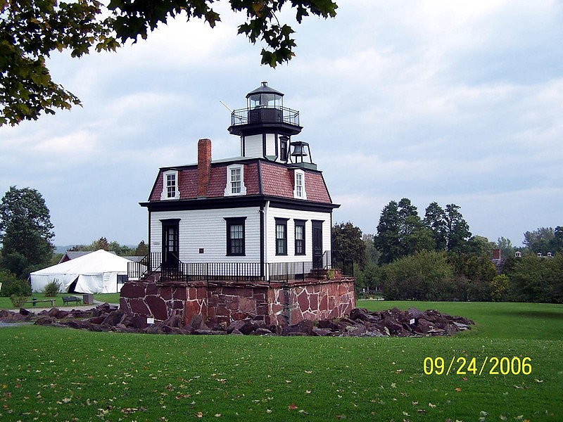 Vermont / Colchester Reef Lighthouse
Author of the photo: [url=https://www.flickr.com/photos/bobindrums/]Robert English[/url]
Keywords: United States;Vermont