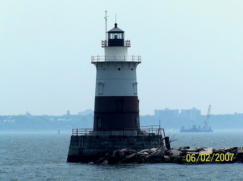 New Jersey / Robbins Reef lighthouse
Author of the photo: [url=https://www.flickr.com/photos/bobindrums/]Robert English[/url]

Keywords: Upper bay;New York;New Jersey;United States;Offshore