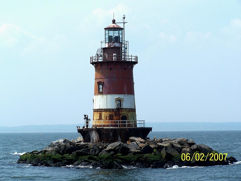 New Jersey / Romer Shoal lighthouse
Author of the photo: [url=https://www.flickr.com/photos/bobindrums/]Robert English[/url]

Keywords: New York;New Jersey;United States;Offshore