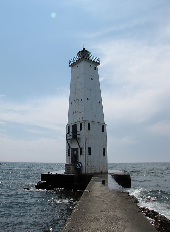 Michigan / Frankfort North Breakwater lighthouse
Author of the photo: [url=https://www.flickr.com/photos/bobindrums/]Robert English[/url]
Keywords: Michigan;United States;Lake Michigan