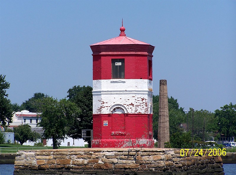 Maryland / Craighill Channel Upper Range Front lighthouse
AKA Cutoff Channel Range Front, Fort Howard, North Point
Author of the photo: [url=https://www.flickr.com/photos/bobindrums/]Robert English[/url]

Keywords: Baltimore;Chesapeake Bay;United States;Offshore