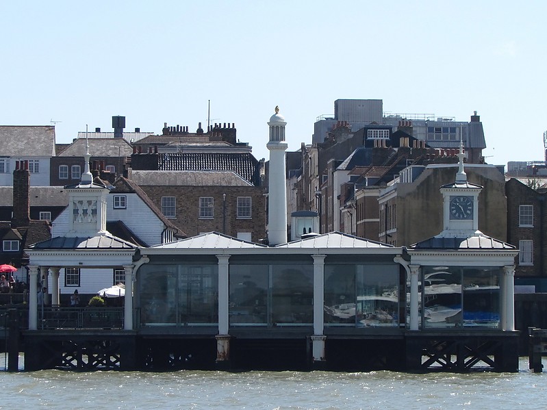 Thames / Gravesend Town Pier light
Keywords: River Thames;England;United Kingdom