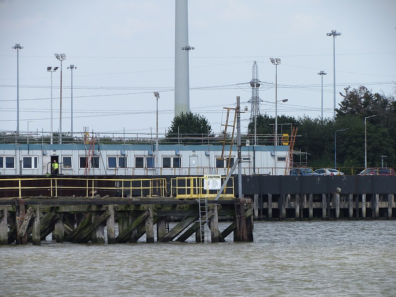 River Thames / Ford's Landing Stage Fords Jetty E end light
Keywords: Kent;River Thames;England;United Kingdom