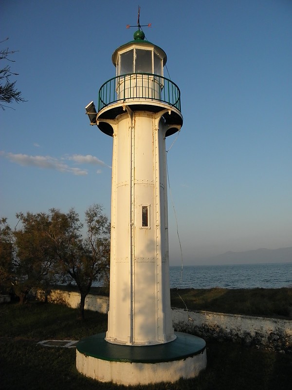 Anteros lighthouse
AKA Cape Chiliomili, ?kra Khiliomíli
Source of the photo: [url=http://www.faroi.com/]Lighthouses of Greece[/url]

Keywords: Maliakos Kolpos;Greece