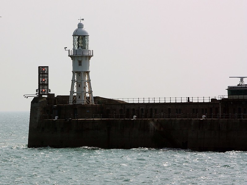 Dover / Admiralty Pier lighthouse
Author of the photo: [url=https://www.flickr.com/photos/34919326@N00/]Fin Wright[/url]

Keywords: Dover;England;United Kingdom;English channel