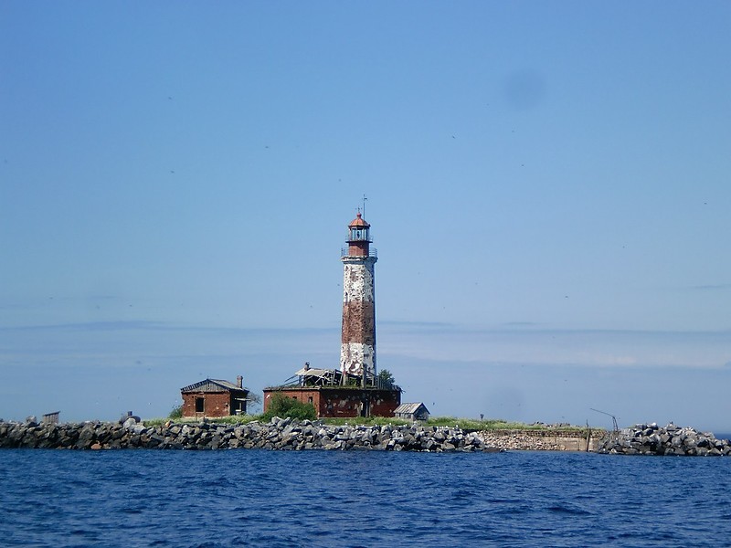 Ladoga lake / Sukho island lighthouse
Photo by Ilya Tarasov
AKA Suho, Vironsaari
Island is artificial and created by order of the Peter I (the Great) after his ship ran aground on the shoal. The lighthouse was heavily damaged in an unsuccessful attack by German and Finnish marines on 21 October 1942.
Keywords: Russia;Ladoga lake