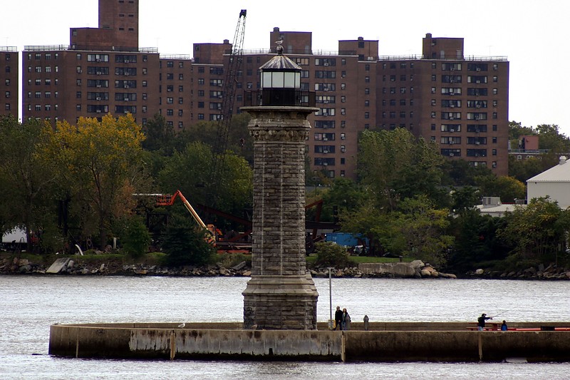 New York / Blackwell Island lightouse
Author of the photo: [url=https://www.flickr.com/photos/31291809@N05/]Will[/url]
Keywords: New York;New York City;Manhattan river;United States