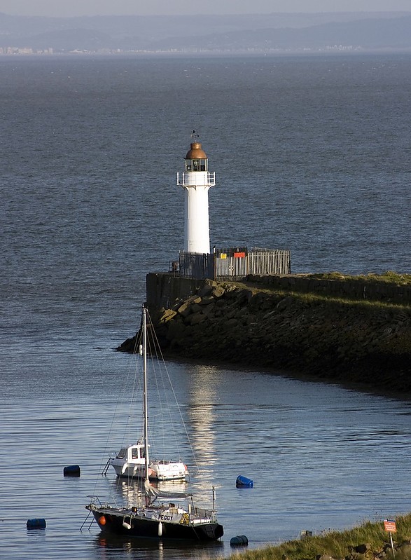 Barry West Breakwater Light
Author of the photo: [url=https://www.flickr.com/photos/34919326@N00/]Fin Wright[/url]

Keywords: Barry;Wales;United Kingdom;Bristol channel