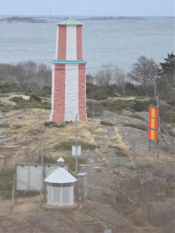 Ledskär light (front) and daybeacon (behind)
other two daymarks nearby - unlit range 
Keywords: Aland Islands;Finland;Baltic sea;Saaristomeri
