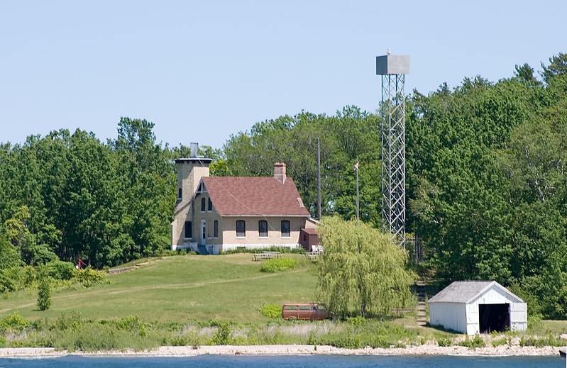 Wisconsin / Chambers Island lighthouse (left) and active light (right)
Photo source:[url=http://lighthousesrus.org/index.htm]www.lighthousesRus.org[/url]
Non-commercial usage with attribution allowed
Keywords: Lake Michigan;Wisconsin;United States;Chambers Island;Green bay