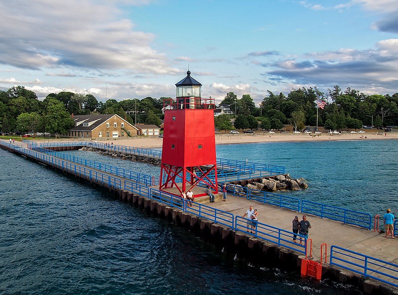 Michigan / Charlevoix South Pierhead lighthouse
Author of the photo: [url=https://www.flickr.com/photos/selectorjonathonphotography/]Selector Jonathon Photography[/url]
Keywords: Michigan;Lake Michigan;United States;Charlevoix