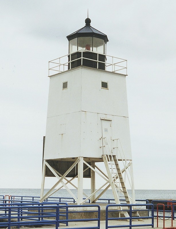 Michigan / Charlevoix South Pierhead lighthouse
Author of the photo: [url=https://www.flickr.com/photos/larrymyhre/]Larry Myhre[/url]

Keywords: Michigan;Lake Michigan;United States;Charlevoix